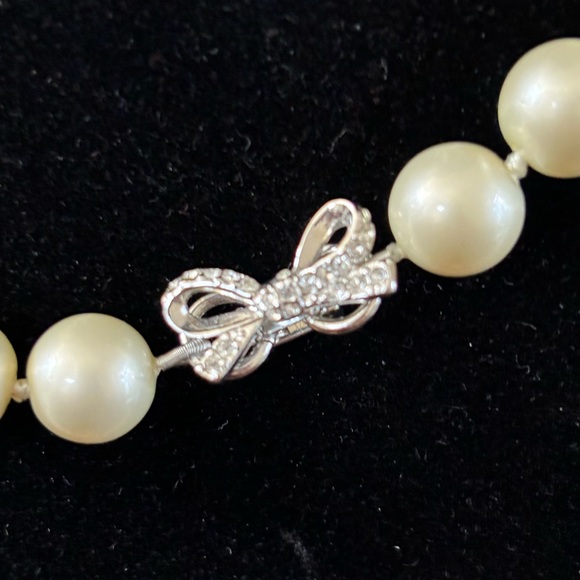 KATE SPADE Mini Skinny Bow Pearl Necklace (18”) - Picture 2 of 5
